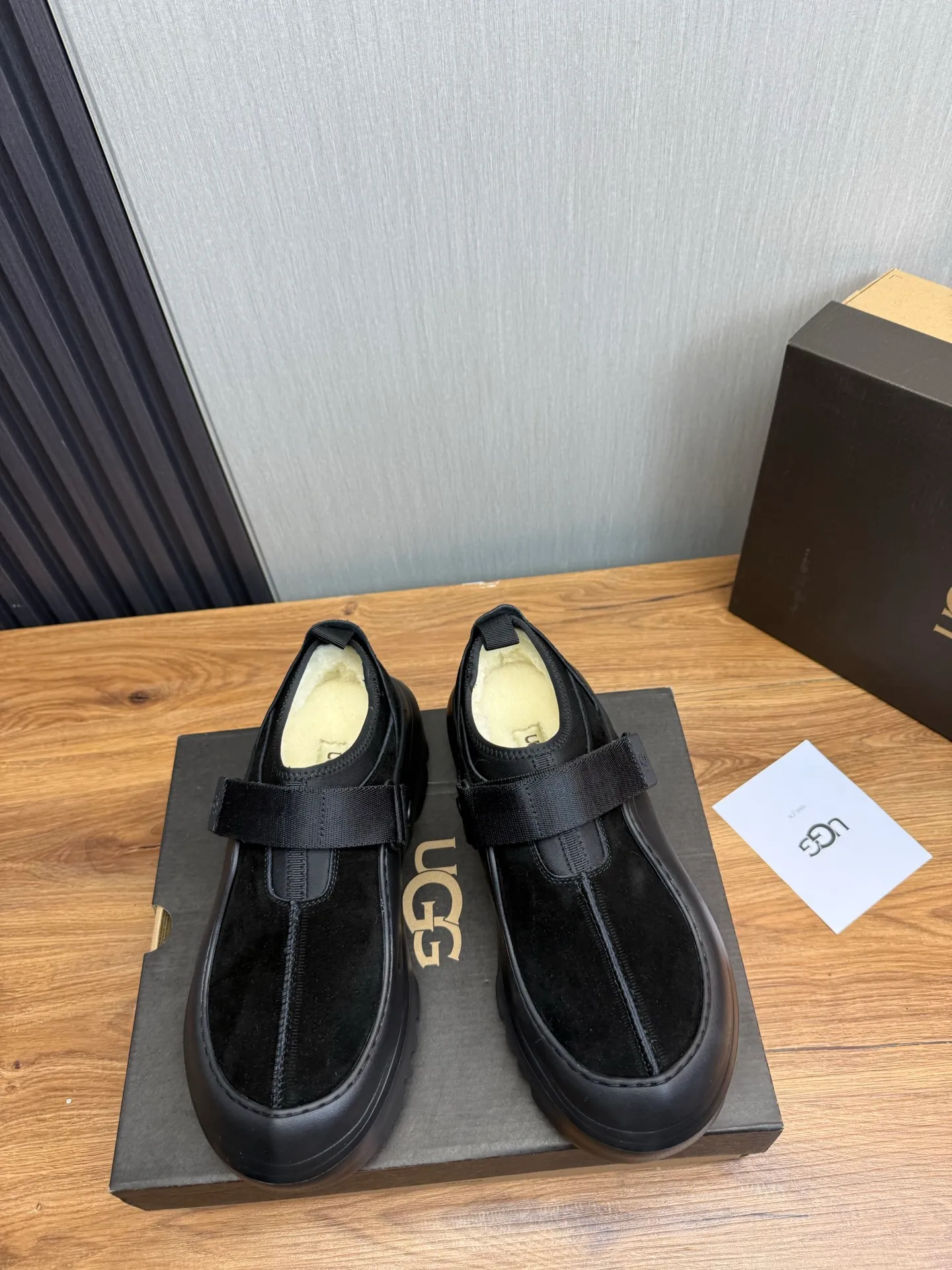 Men's shoes💰580💰Couples💖 New UGG fur integrated men's simple and fashionable snow boots. The most worth buying at the end of this year are warm casual shoes. Whether you are out and about at home, their comfortable and warm performance will be your most suitable fashion companion! The material is cowhide upper and imported wool is used inside. Warm and comfortable! The eva+ rubber patch outsole is cushioned, non-slip and wear-resistant, and has good elasticity. It is light and wear-resistant, comfortable and soft, and the new simple cut is more fashionable. It has both practicality and fashion sense, so you no longer have to worry about how to match it in winter, while still maintaining your fashionable taste. High-quality genuine wool. Look at the details for the material! Size: 35-40-41-42-43-44-44 sneaker size